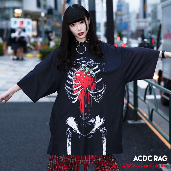 I read an image to a gallery viewer, Strawberry Huge T-Shirt
