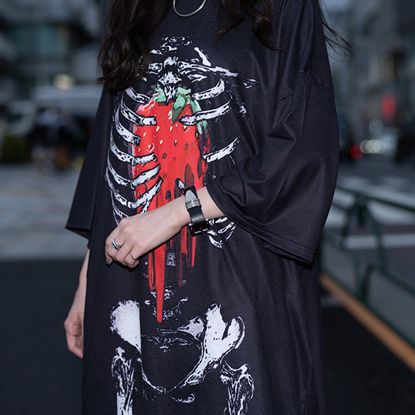 I read an image to a gallery viewer, Strawberry Huge T-Shirt
