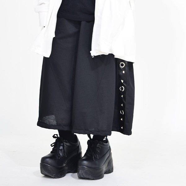 I read an image to a gallery viewer, Three-Quarters Length Wide Pants