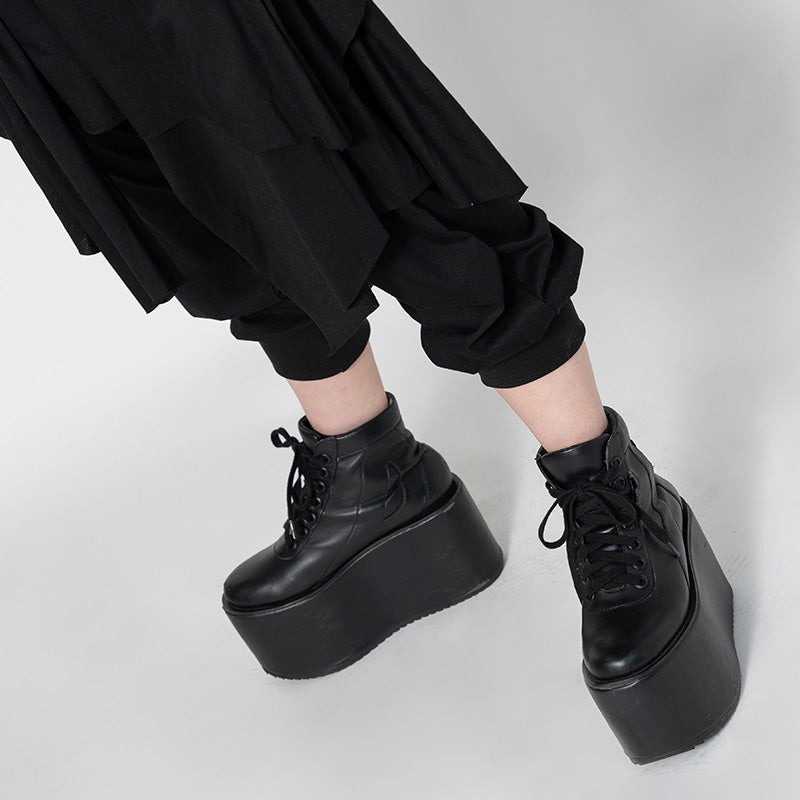 I read an image to a gallery viewer, Pleats Apron Pants