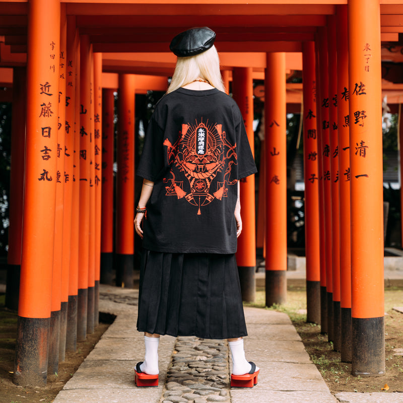 I read an image to a gallery viewer, Inari T-Shirt