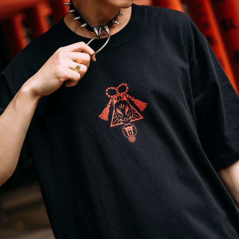I read an image to a gallery viewer, Inari T-Shirt