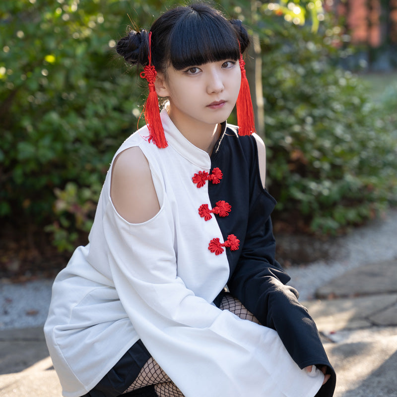 I read an image to a gallery viewer, Assimetry Off-Shoulder China Button T-Shirt