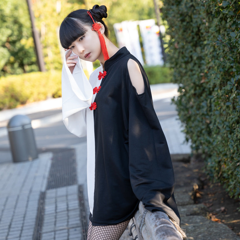 I read an image to a gallery viewer, Assimetry Off-Shoulder China Button T-Shirt