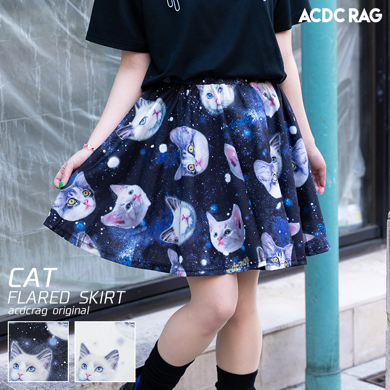 I read an image to a gallery viewer, Cat flare skirt